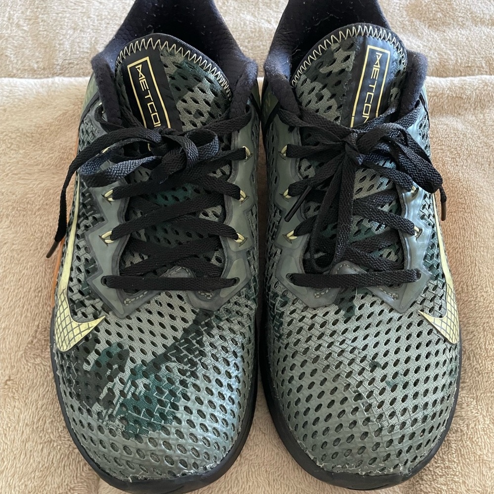 Nike Metcon Green & Black Athletic Shoes. Men size 7.5 Women size 9.